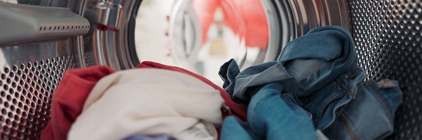 Wasgoed zit in de trommel van de wasmachine. Wasgoed zit in de trommel van de wasmachine.