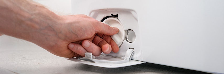 Mannelijke hand doet het klepje open van de pompfilter. Mannelijke hand doet het klepje open van de pompfilter.