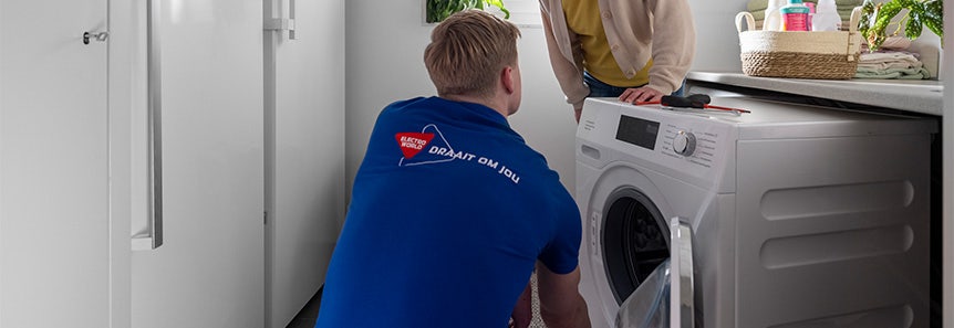 Monteur van Electro World helpt bij installatie van een condensdroger.