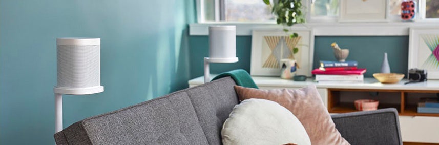 Een witte vloerstandaard van Sonos voor de Sonos Era 100 in de woonkamer. Een witte vloerstandaard van Sonos voor de Sonos Era 100 in de woonkamer.