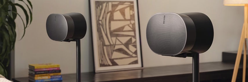 Een zwarte vloerstandaard van Sonos voor de Sonos Era 300 in de woonkamer. Een zwarte vloerstandaard van Sonos voor de Sonos Era 300 in de woonkamer.