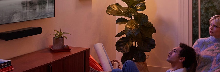 Een zwarte muurbeugel van Sonos voor de Sonos Ray hangend aan de muur onder de televisie. Een zwarte muurbeugel van Sonos voor de Sonos Ray hangend aan de muur onder de televisie.