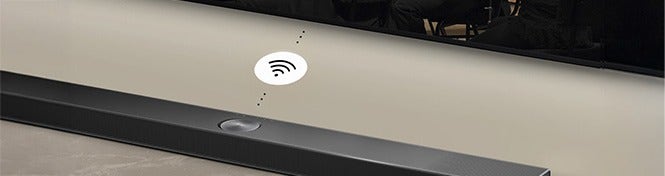 Soundbar met wifi aan het connecten met een televisie. Soundbar met wifi aan het connecten met een televisie.