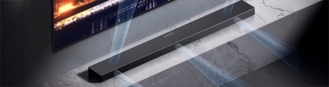 Zwarte soundbar met surround technologie in de woonkamer onder te televisie. Zwarte soundbar met surround technologie in de woonkamer onder te televisie.