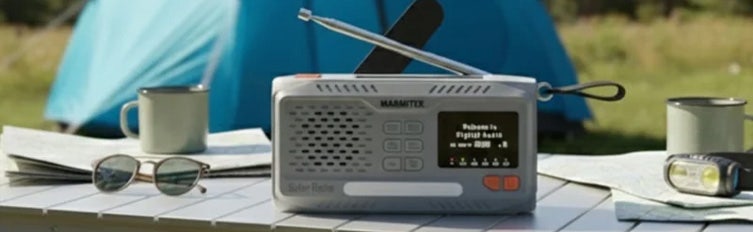 Noodradio op picknick tafel.