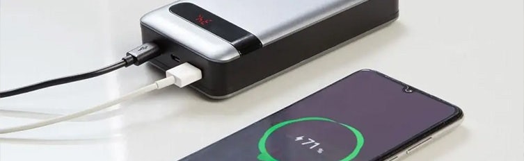 Powerbank laadt tegelijk meerdere telefoons op.