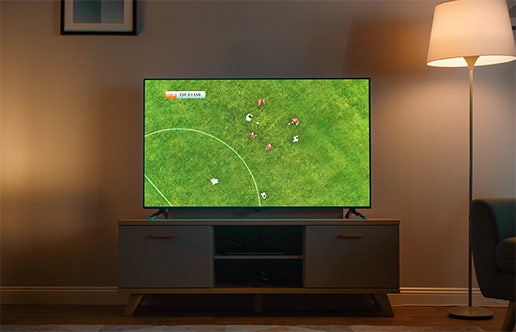 Televisie waarop voetbal wordt afgespeeld.