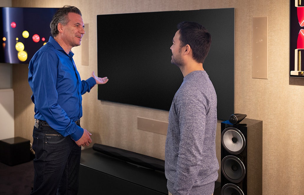 Electro World ondernemer helpt een consument in de winkel met het aankopen van een televisie. Electro World ondernemer helpt een consument in de winkel met het aankopen van een televisie.