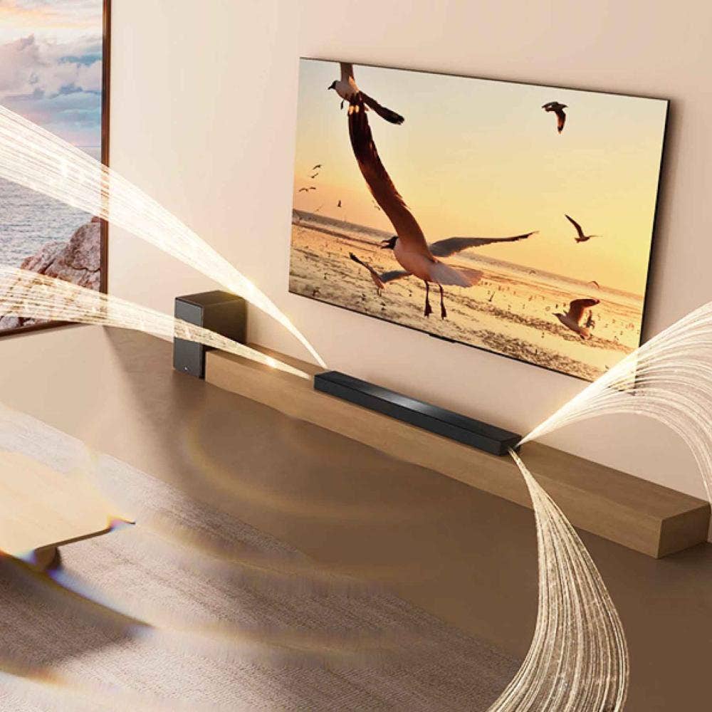 Soundbar van TCL staat onder de televisie in de woonkamer.
