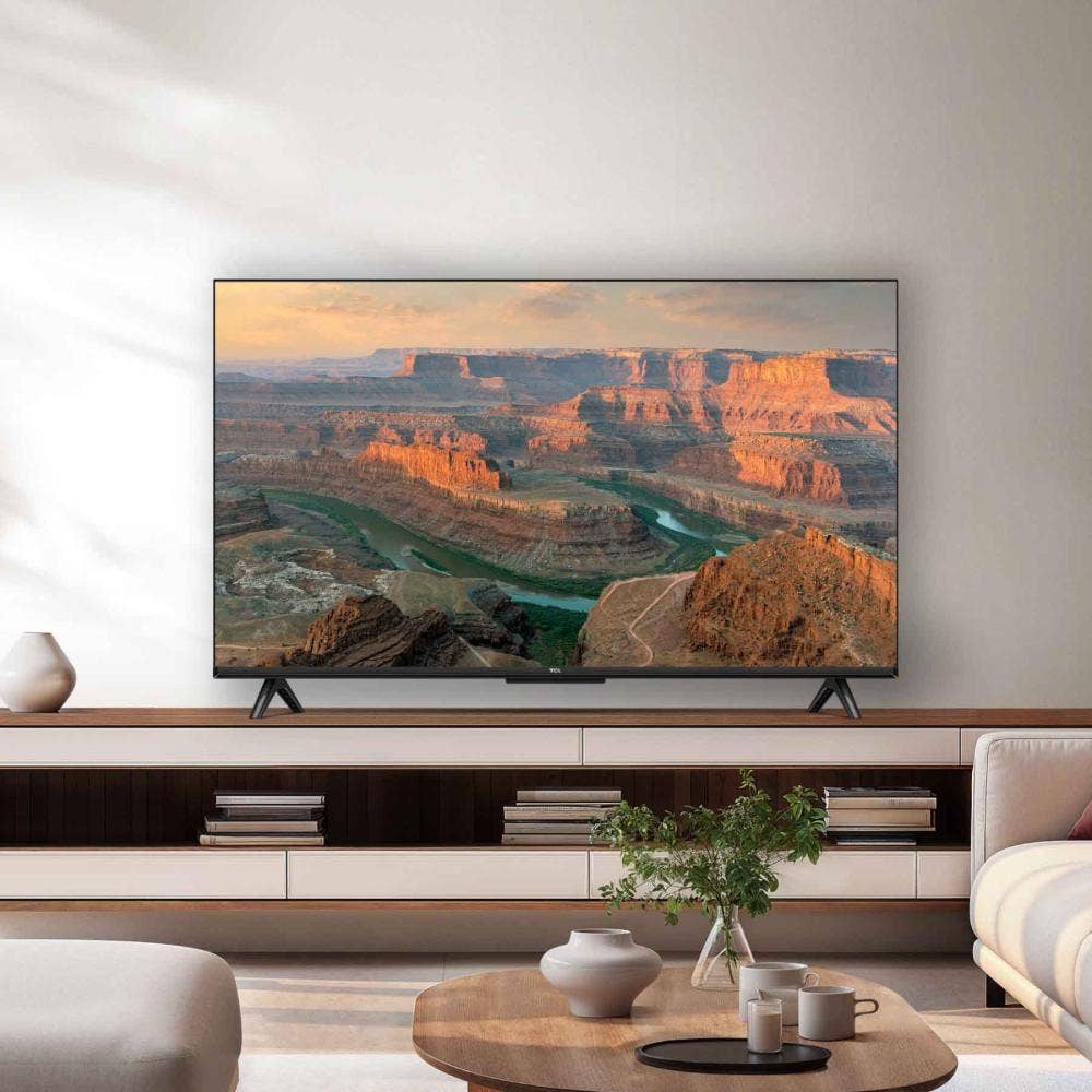 Televisies van TCL staat op tvmeubel in de woonkamer.