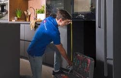 Monteur meet ruimte in keuken op