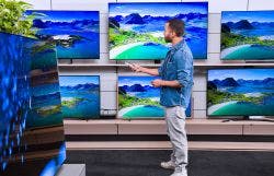 Man bekijkt tv's in winkel