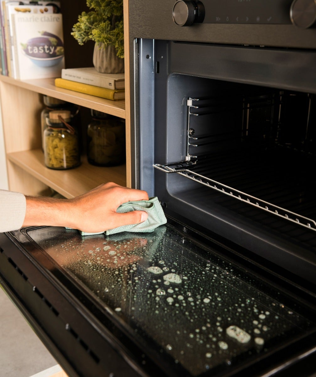 Oven schoonmaken? Doe het als ‘ie nog handwarm is.